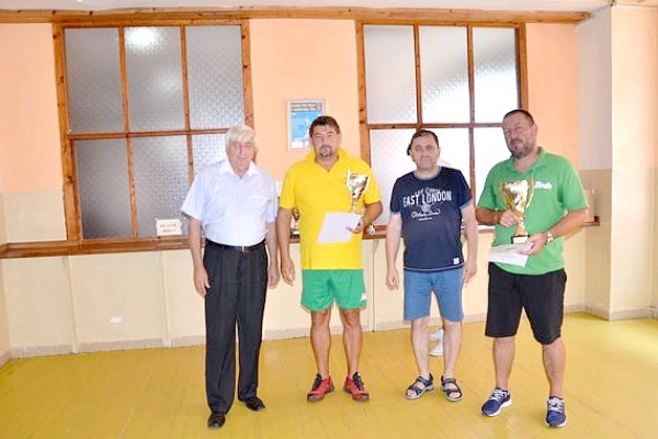 Medzi víťazmi uplynulého futbalového ročníka v súťažiach riadených ObFZ Rožňava sa ocitli aj dorastenci Baníka Rožňavské Bystré. Po prvýkrát v histórii futbalového klubu z tejto bývalej baníckej obce si vybojovali cenné víťazstvo v súťaži. Pohár za víťazstvo v dorasteneckej I triede prevzal na Riadnej konferencii predseda TJ Baník Rožňavské Bystré Marek Ďurský. Na obrázku prvý zprava v klubových farbách Baníka. Po jeho pravej ruke je predseda ObFZ v Rožňave Ján Džubák, prezident FK Gemerská Hôrka Jaroslav Švehla s pohárom za 2. miesto v súťaži dorastu a podpredseda ObFZ Ján Chanas.