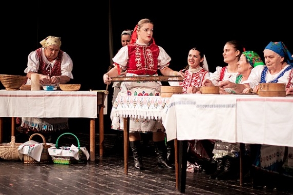 Folklórny večer  U nás taká obyčaj spestria Genšenky z Honiec s programom Pred svatbó v Genšu