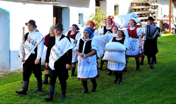 U nás taká obyčaj: Svadobné zvyky v Genšu (Honce)