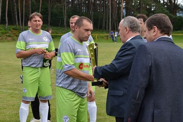 Kapitán FK Krásnohorské Podhradie Jaroslav Piater preberá po 26.. kole pohár za víťazstvo v V. lige košicko-gemerskej skupiny ročník 2015/2016..