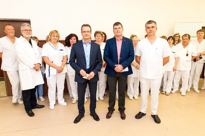 Vyhlasenie svoju ucastou podporili primari a veduce sestry nemocnice Rimavská Sobota. Vpredu je zľava: MUDr. Róbert Hill – medicínsky riaditeľ Svet zdravia, Ivan Mokrý – riaditeľ nemocnice Svet zdravia Rimavská Sobota a MUDr. Peter Juhász – primár chirurgického oddelenia a poslanec BBSK.