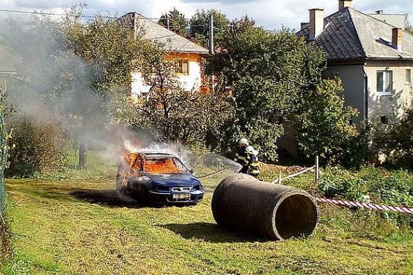 Na športovom dni v Gočaltove havaroval osobný automobil a následne sa vznietil