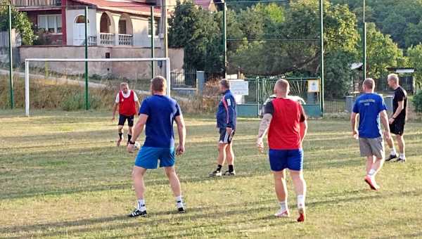 Cez prázdniny sa objavili na futbalovom ihrisku v Honciach rekreační futbalisti. Keďže sa v tejto obci už niekoľko rokov nehrá futbal súťažne, začali jeho plochu využívať bývalí futbalisti nielen Honiec, ale prišli občas aj z okolia. Chceli si aspoň takto udržať lásku k futbalu, ktorým už začína chýbať.