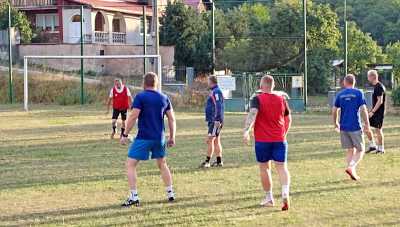 Cez prázdniny sa objavili na futbalovom ihrisku v Honciach rekreační futbalisti. Keďže sa v tejto obci už niekoľko rokov nehrá futbal súťažne, začali jeho plochu využívať bývalí futbalisti nielen Honiec, ale prišli občas aj z okolia. Chceli si aspoň takto udržať lásku k futbalu, ktorým už začína chýbať.