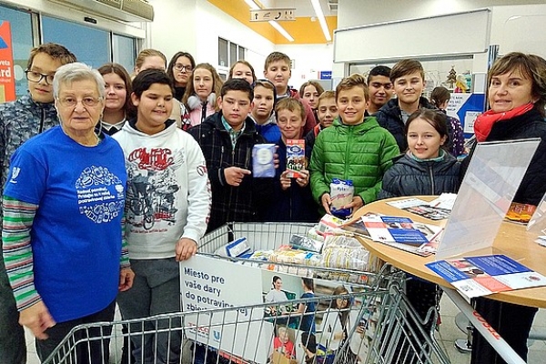 Revúcki žiaci pomohli zmierniť chudobu sociálne odkázaným rodinám v meste