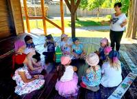 MOTÝLIKY MEDZI KNIHAMI, alebo s vetrom opreteky