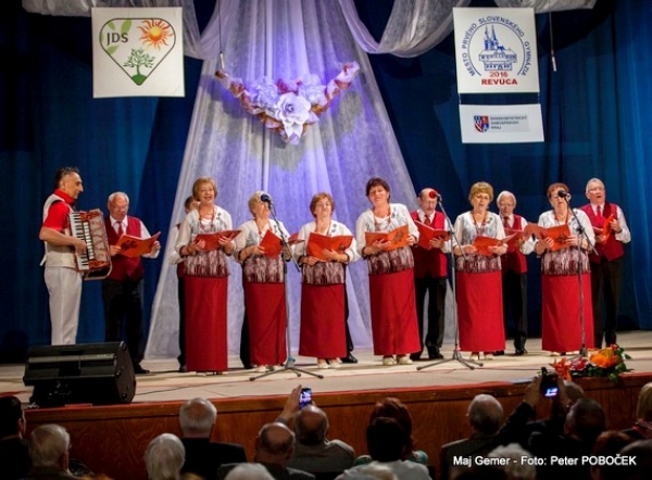 V Revúcej po prvýkrát privítali účastníkov Krajskej prehliadky speváckych súborov seniorov