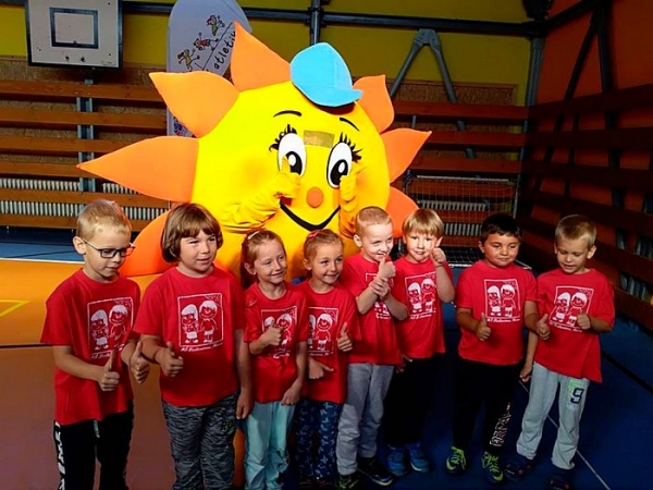 Prvé kolo atletickej štafety materských škôl Revúcej