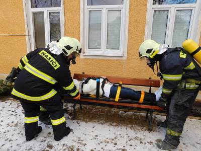 Previerkové cvičenie dobrovoľného hasičského zboru riešilo požiar v Zariadení opatrovateľskej služby v Jelšave