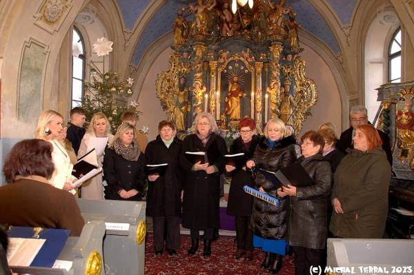 Cirkevné spevokoly Štítnickej doliny zaspievali v Slavošovciach kresťanské vianočné piesne