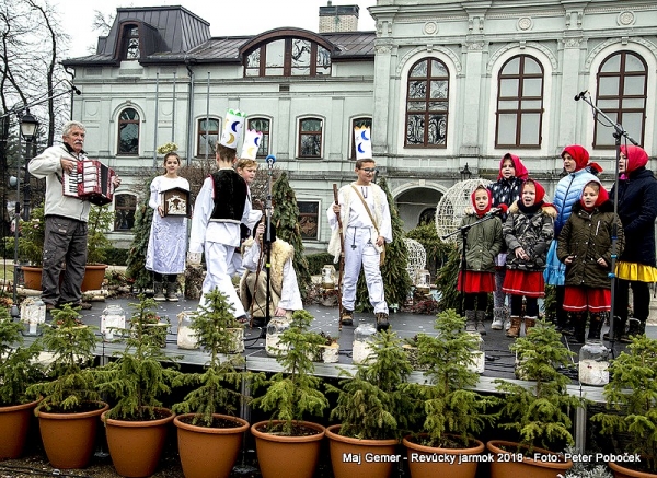 Na Vianočných trhoch v Revúcej sa symbolicky odovzdávalo aj primátorské žezlo