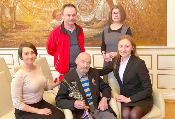 Medaila 75. výročia víťazstva vo Veľkej vlasteneckej vojne zdobí aj hruď 92-ročného veterána Artúra Szobonyu