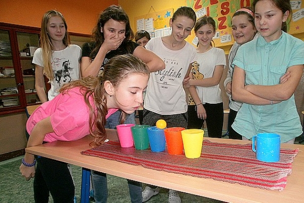 Všetci, ktorí mali chuť prežiť noc v škole si priniesli spacáky, karimatky, nafukovačky a dobrú náladu