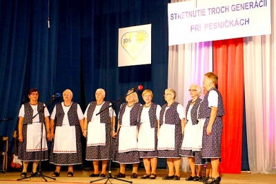 Na Stretnutí troch generácií pri pesničkách v Revúcej vystúpil aj speváčky LEHOTIANKY zo ZO JDS Dolná Lehota, z okresu Brezno, ktorých vedúcou je Judita Schwarzbacherová