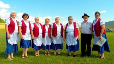 Na obrázku zľava sú: Gitka Makovníková, Milka Strmeňová, Evka Sappanoš,Katka Dobošová, Evka Oravcová, Helenka Dobošová, Štefan Szabo, Marika Kohuláková. Na fotografii chýba ďalšia členka súboru Lidka Burkovská.