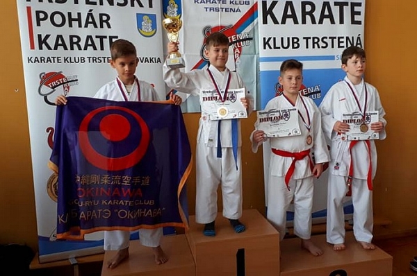 Mladí revúcki karatisti doviezli z Trstenského pohára karate jednu zlatú medailu