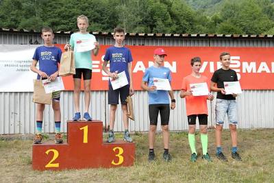 Vo vytrvalostných pretekoch v  žiackych kategóriách bodovali: Markus SKlenárik – 2. miesto, Ján Levčák 3. miesto. Chlapcom aj touto cestou blahoželáme. Na stupni víťazov sú zľava v modrých dresoch klubu.