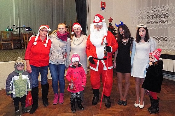 Mikuláš, Santa či Dedo Mráz - každý z nich prichádza pred Vianocami