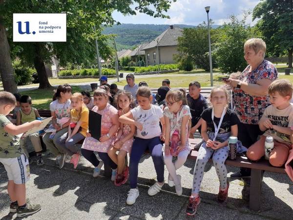 V parku s knihou * Rozlúčka s družinármi v parku