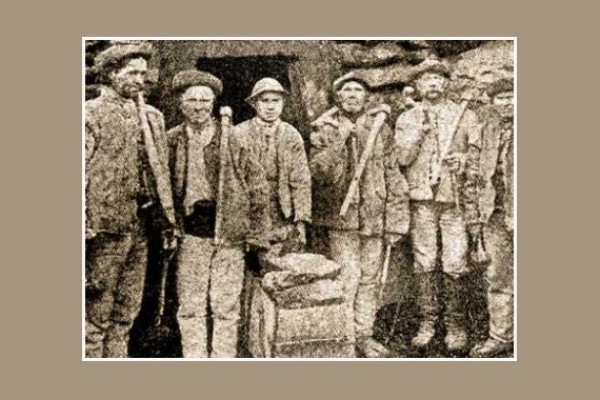 Baníci pred štôlňou Jozef. Bola úzkeho profilu. Doprava rúbaniny bola huntom. Stav z roku 1900.