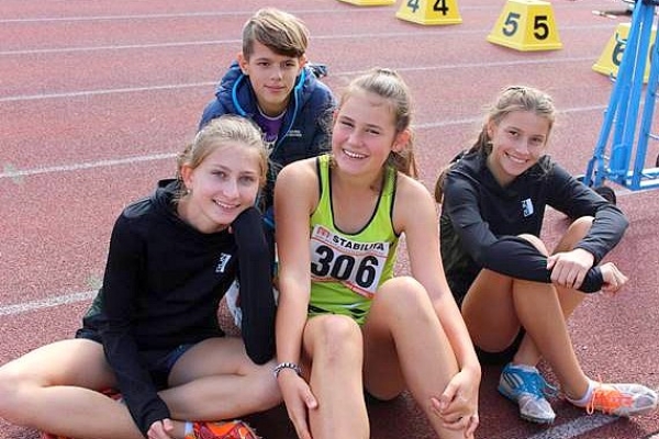 Lucka Ďurišková z Revúcej ( v strede v zelenom tričku) je šiestou najlepšou päťbojárkou na Slovensku.