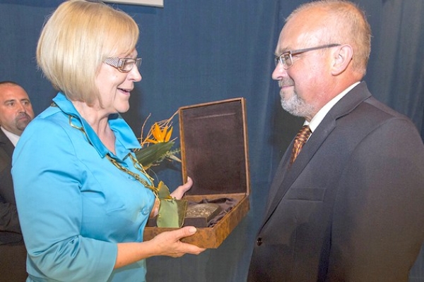 Najvyššie mestské ocenenie ZLATÝ QUIRIN udelilo mesto Revúca za aktívnu činnosť v oblasti hudby a propagácie Základnej umeleckej školy JAROSLAVOVI PETROVI DiS.art.. Na zábere cenu od primátorky Evy Cireňovej preberá pán Jaroslav Petr.