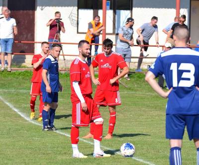 Pred začiatkom hry v Dlhej Vsi. Pripravený zahrať loptu Ján Rochl z Baníka Rožňavské Bystré.