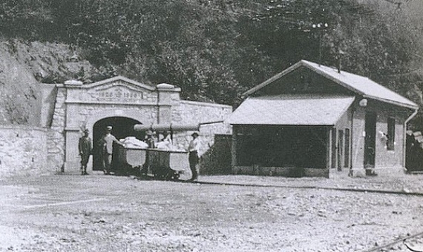 Vchod do štôlne Artur v Rožňavskom Bystrom po obnovení portálu v rokoch 1928-1930.