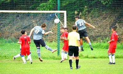Z majstrovského futbalu III. ligy mladšieho dorastu MFK Rožňava - MFK Spartak Medzilaborce 5:0. Situácia pred bránou hostí.