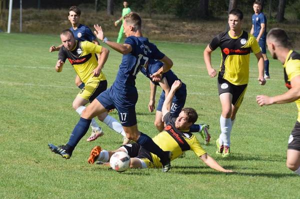 Z majstrovského futbalu V. ligy JUH medzi FK Krásnohorské Podhradie a FC Lokomotíva Košice 1:2. Útočník hostí v modrom Miroslav Ivan prechádza cez obranu domácich.