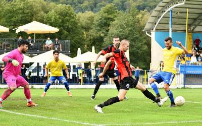 Fotografia je z majstrovského futbalového zápasu 12. kola V. ligy medzi MFK Rožňava a FK Krásnohorské Podhradie. Stretnutie malo jednostraný priebeh. Domáci si veľmi ľahko poradili s posledným družstvom súťaže - susedmi spod hradu Krásna Hôrka, nad ktorým zvíťazili ľahko 6:0. Situácia je spred brány hosťujúceho Podhradia. V žltomodrom sú útočiaci Rožňavčania.