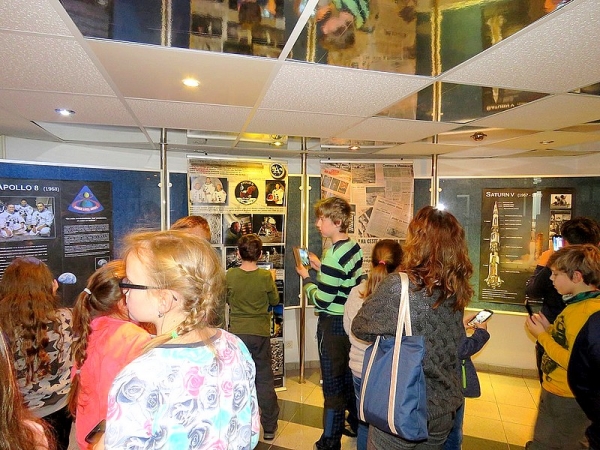 Žiaci v planetáriu skúsili na vlastnej koži, aké to je ocitnúť sa priamo vo vesmíre