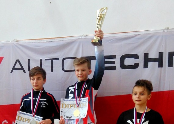 Pavel Halaj (na obrázku prvý z ľava), pretekár z Karate klubu Revúca obsadil na otvorených Majstrovstvách Stredoslovenského karate zväzu v súborných cvičeniach kata, mladší dorastenci 12 – 13 roční, druhé miesto.