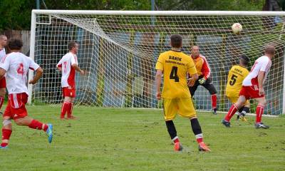 Medzi najstarších aktívnych futbalistov okresu Rožňava patrí aj brankár OFK Vyšná Slaná Roman Lindák (v bráne). Vo svojich 47 rokoch si svoje miesto na brankovej čiare medzi 3 žrďami už dlhé roky zastáva veľmi dobre. V uplynulom futbalovom ročníku sa pričinil o to, že jeho klub obsadil v tabuľke druhé miesto. Záber je z prípravného zápasu v Rožňavskom Bystrom.