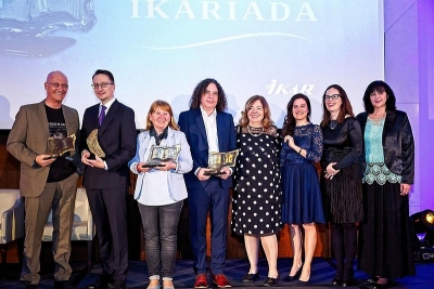 Zľava Jozef Banáš, Juraj Karika, Táňa Keleová-Vasilková, Arpád Soltész, generálna riaditeľka vydavateľstva Ikar Gabriela Belopotocká, Katarína Mikulíková, Hana Lasicová a Ivona Ďuričová
