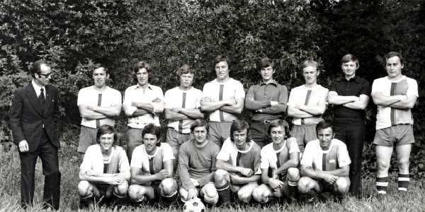 Futbalisti Baníka Rožňavské Bystré v roku 1977: Horný rad zľava: tréner Imrich Kurian, Stanislav Tomko, Vladimír Nagy, Jaroslav Gonos, Ondrej Belák, Július Ujházy, Ján Gajdoš, Július Molnár, Ján Tomko Dolný rad zľava: Ján Uhrin, Ladislav Fabian, Milan Dávid, Peter Urban, Milan Padlák, Jaroslav Urban