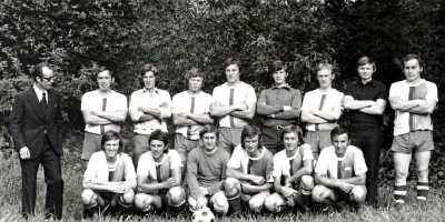 Futbalisti Baníka Rožňavské Bystré v roku 1977: Horný rad zľava: tréner Imrich Kurian, Stanislav Tomko, Vladimír Nagy, Jaroslav Gonos, Ondrej Belák, Július Ujházy, Ján Gajdoš, Július Molnár, Ján Tomko Dolný rad zľava: Ján Uhrin, Ladislav Fabian, Milan Dávid, Peter Urban, Milan Padlák, Jaroslav Urban