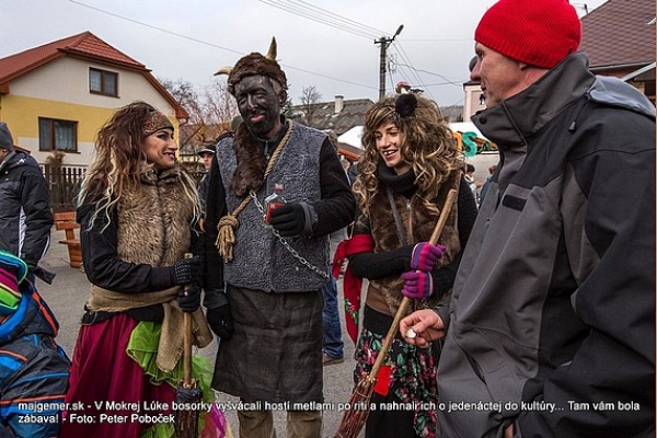 Šva sä stálo v Mokréj Lúke? Po zotmení sa nad Mokrou Lúkou rozjasnilo nebo ohňostrojom