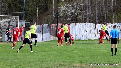 Zo 6-to ligového majstrovského futbalu a jeho 18. kola. Stretli sa v ňom Baník Rožňavské Bystré a FK Plešivec. Výsledok 1:1 (0:1). Situácia druhého polčasu pred bránou domácich po zahrávaní rohového kopu hosťami. .