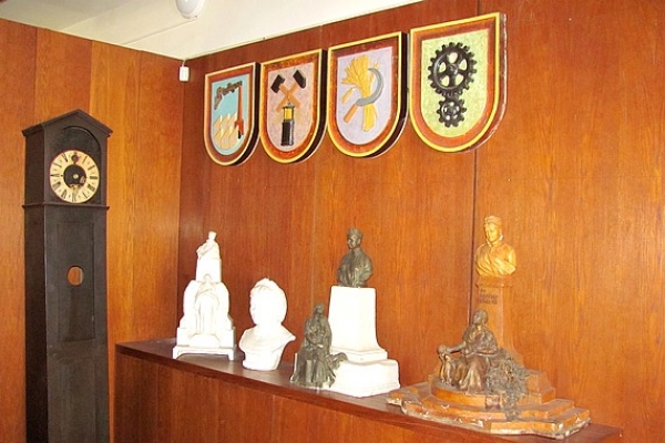 Zaujímavé keramické emblémy podľa návrhu Kolomana Tichyho