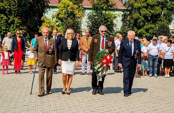 Pri pamätníku na Námestí slobody v Revúcej si slávnostne pripomenuli udalosti a odkaz SNP