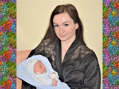 Prvý novorodenec roku 2020 v rimavsko-sobotskej nemocnici malý Miško so svojou šťastnou mamičkou Martinou.