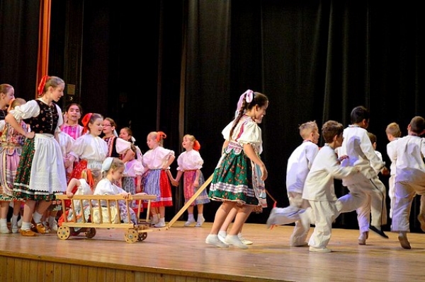 Na okresnej prehliadke Ket som húski pásla... predstavili širokú škálu detských hier a tancov na rôznych úrovniach