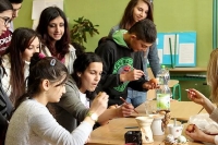 Rovesnícke vyučovanie na veľkonočných Tvorivých dielňach v Jelšave sa aj žiakom z Muráňa i Lubeníka páčilo