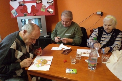 Kienti denného stacionára pre seniorov v Rakovnici vyrábali rôzne fašiangové masky