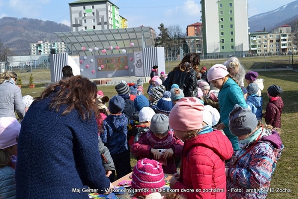 Na školskom dvore, ktorý pripomínal trhovisko
