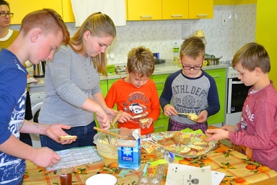 Spolu so žiakmi, pani učiteľkami, pani kuchárkou a s rodičmi sme sa pozreli na to, čo je to jedlá zmena