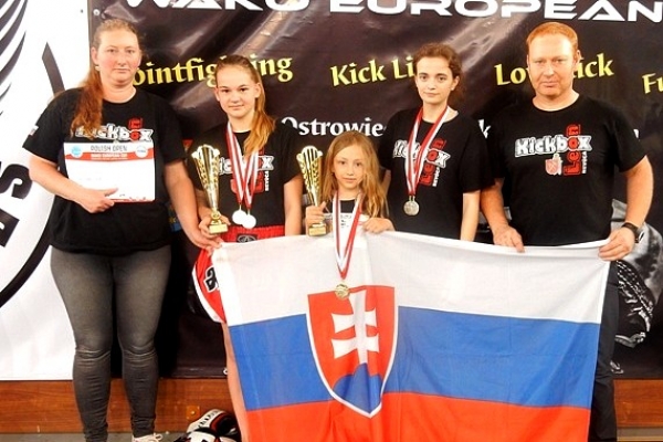 Kapitánka Kickbox Leon Revúca Janka Guláková a Alžbetka Teličáková priniesli z Poľska zlaté medaily