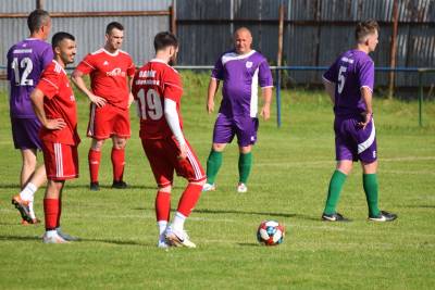 V nedeľu 13.6.2021 si zahrali futbal i futbalisti z nižších zo súťaží ObFZ Rožňave. V Gemerskej Polome privítali futbalistov z Rožňavského Bystrého. Konečne sa hralo i na dedinách. Použili sme fotografiu z facebooku, ktorú uverejnil Ján Gonos.