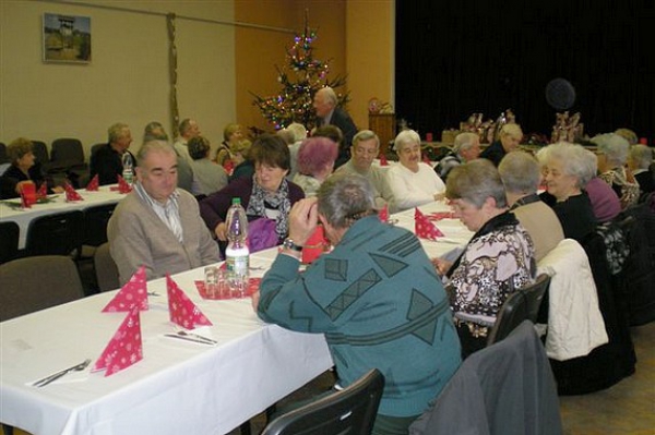 Najstaršia generácia Revúckej Lehoty pri vianočnom stromčeku